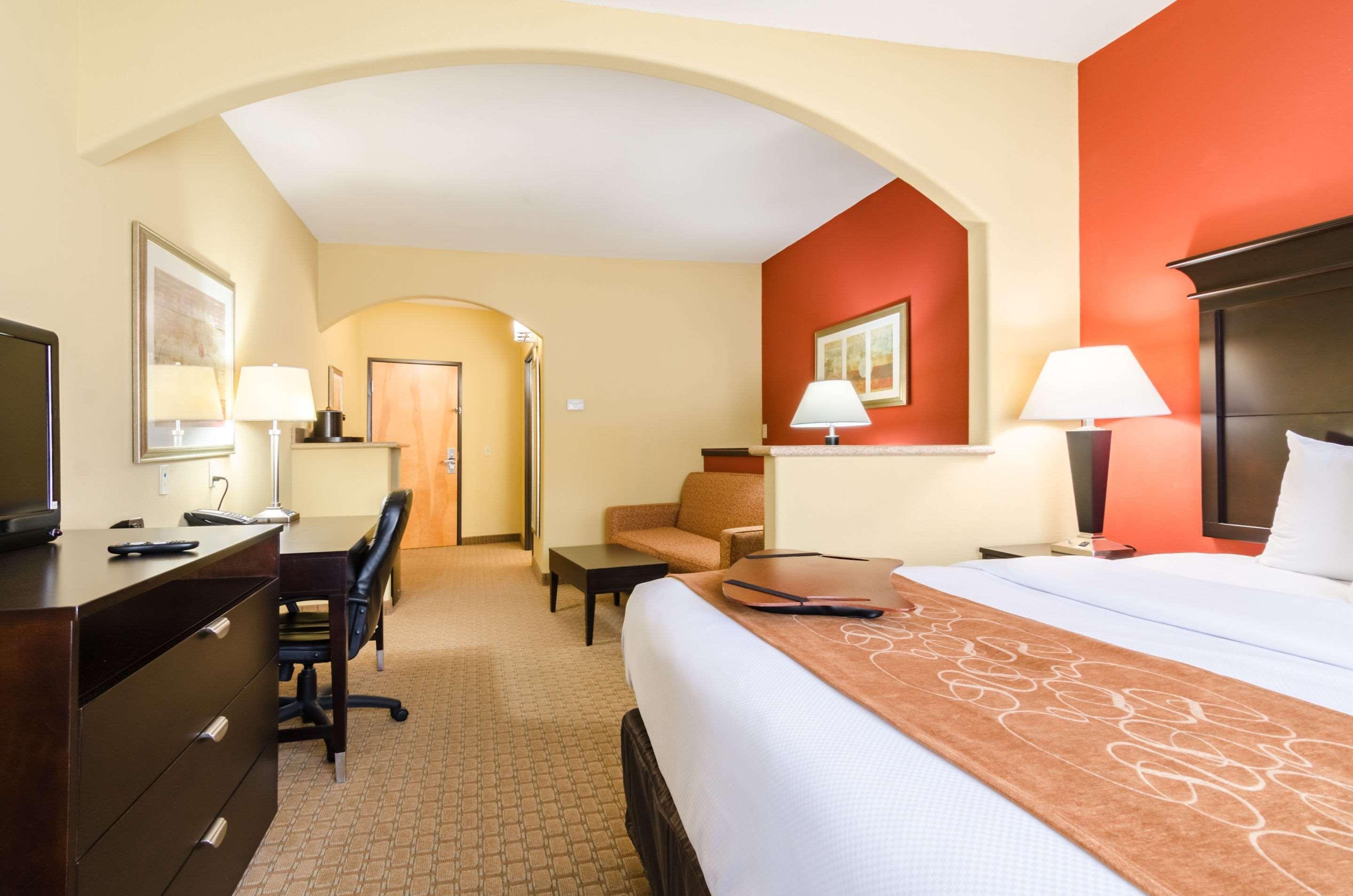 Comfort Suites Salina South Buitenkant foto