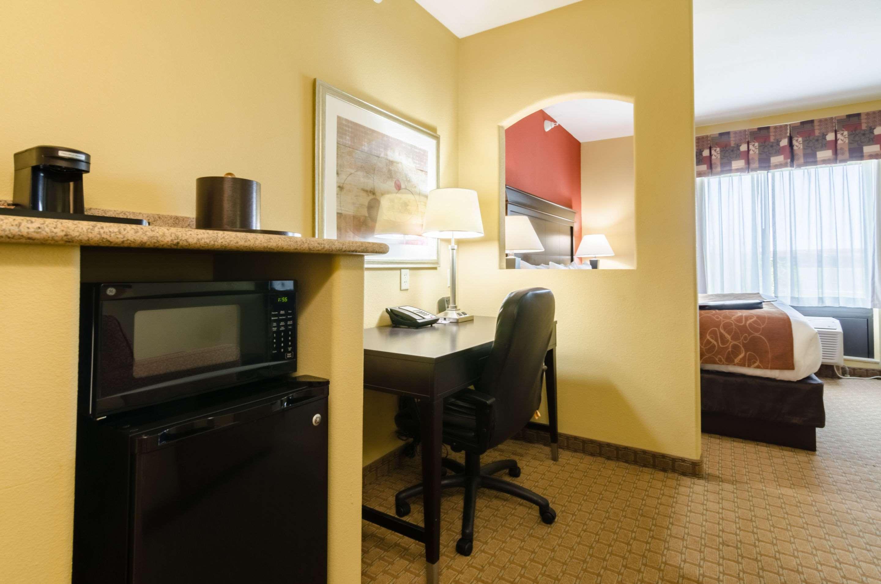 Comfort Suites Salina South Buitenkant foto