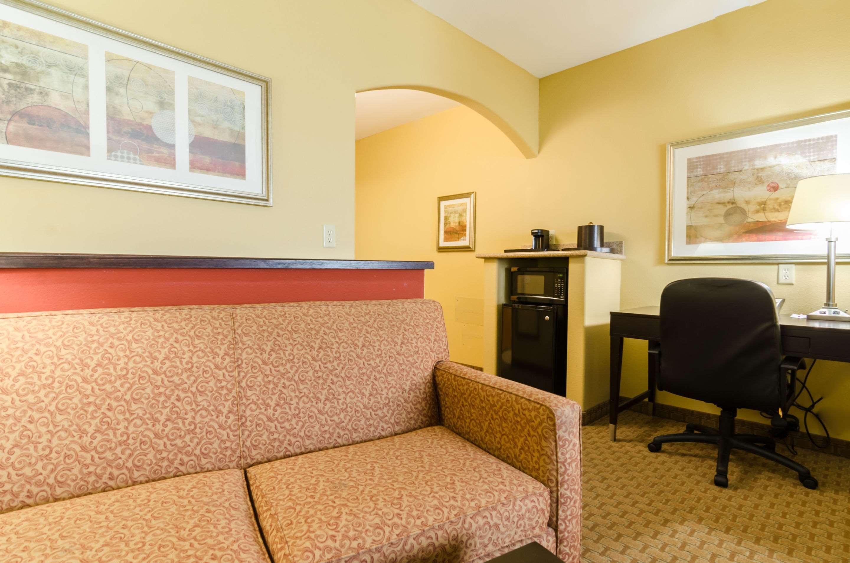 Comfort Suites Salina South Buitenkant foto