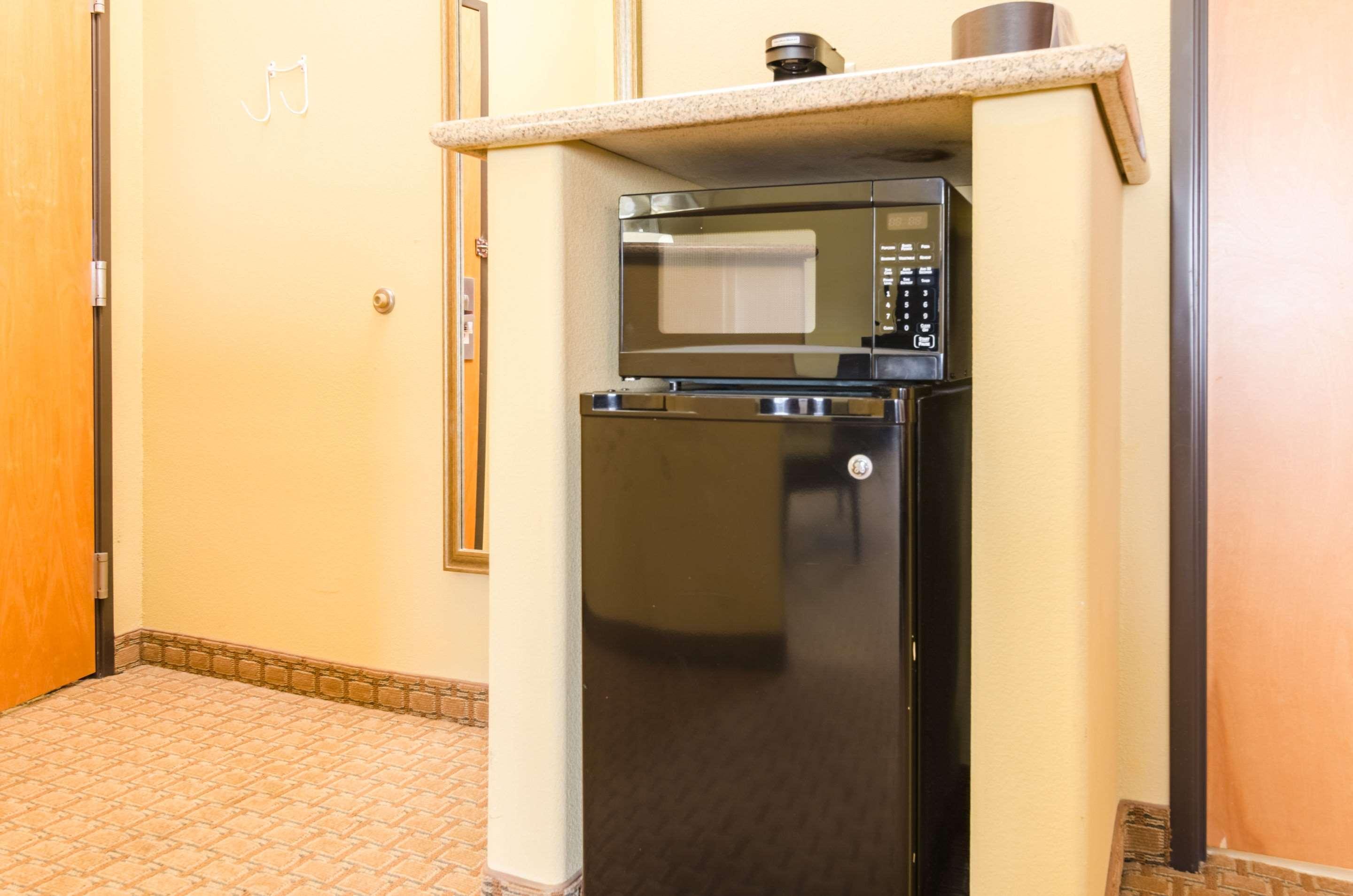 Comfort Suites Salina South Buitenkant foto