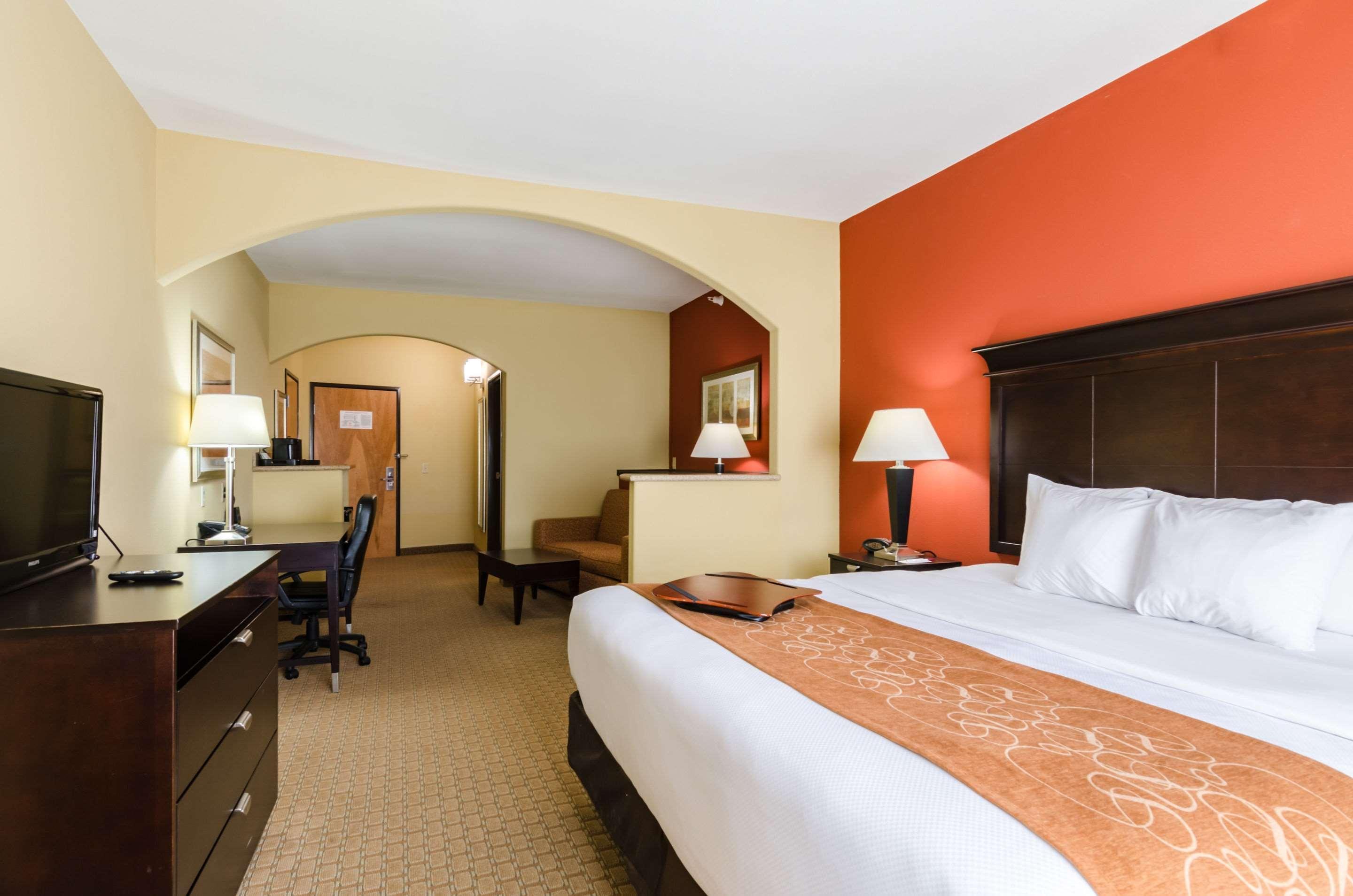 Comfort Suites Salina South Buitenkant foto
