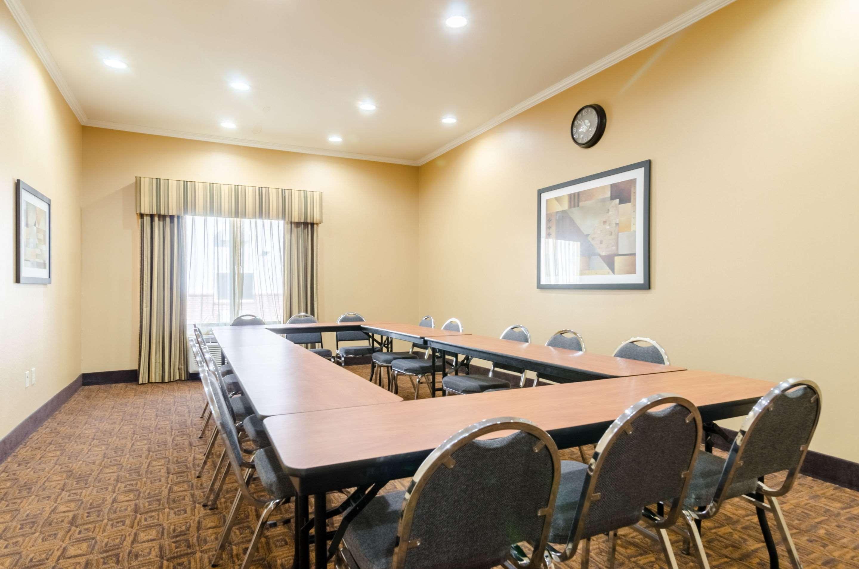 Comfort Suites Salina South Buitenkant foto