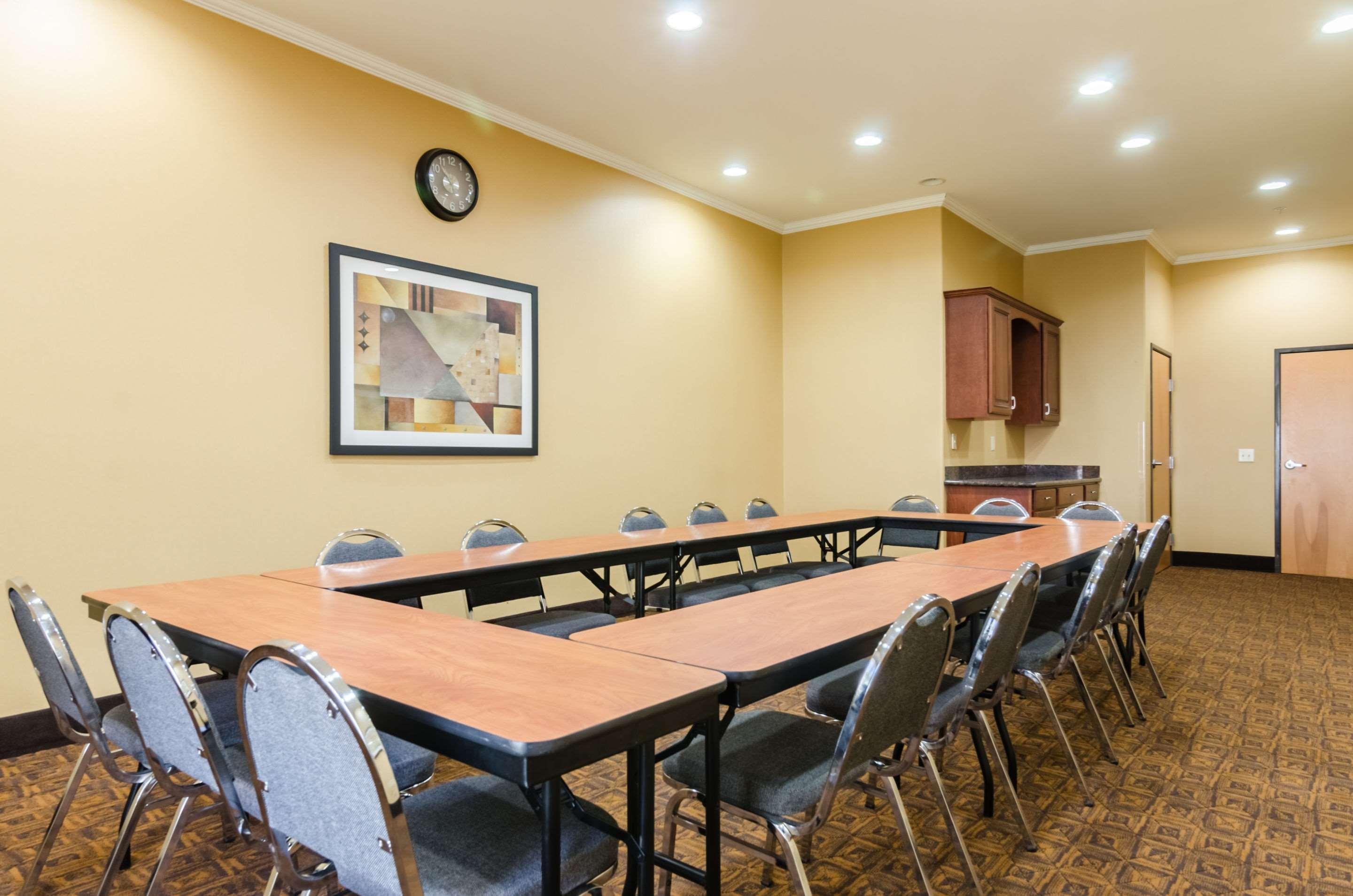 Comfort Suites Salina South Buitenkant foto
