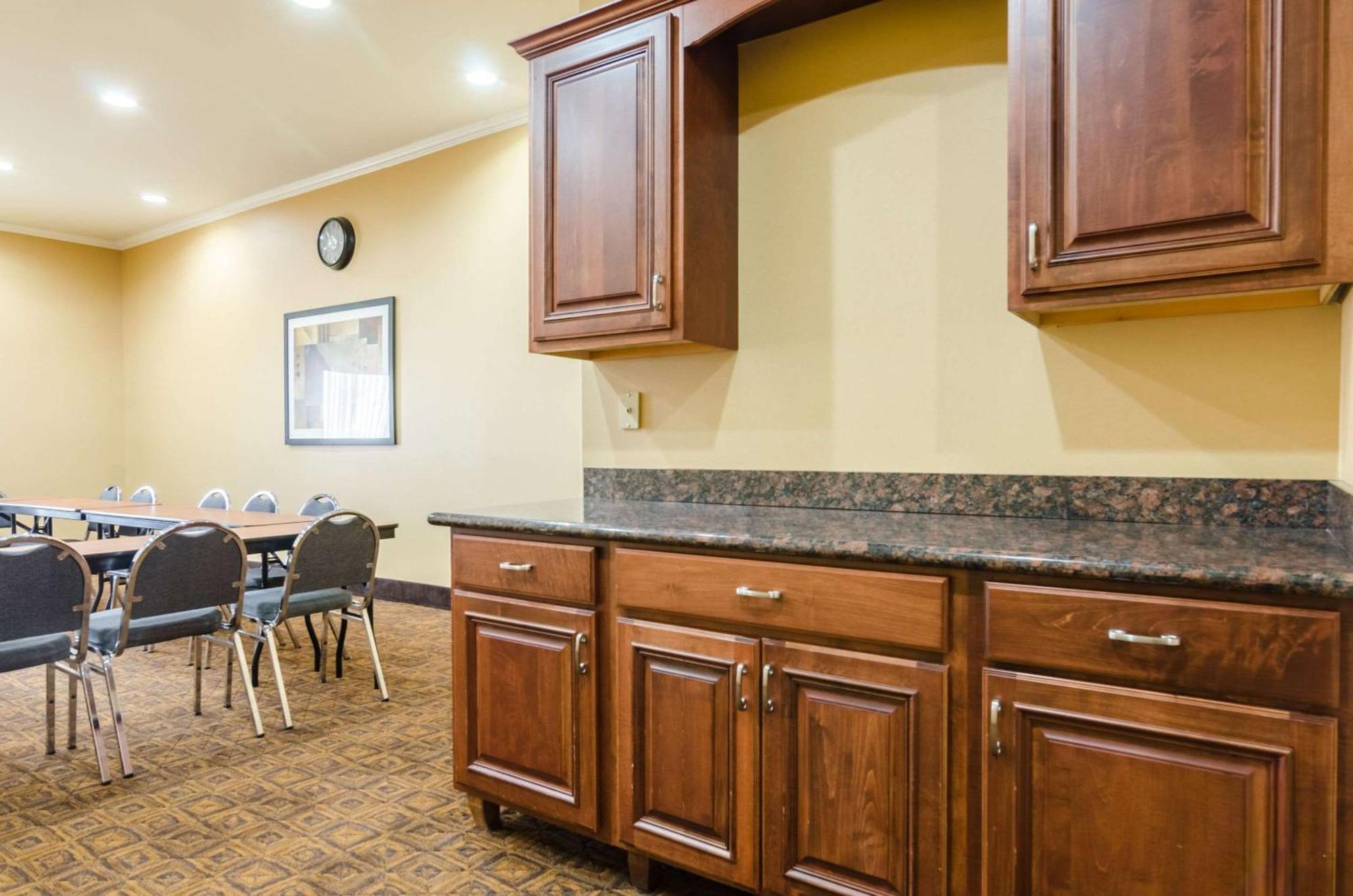 Comfort Suites Salina South Buitenkant foto