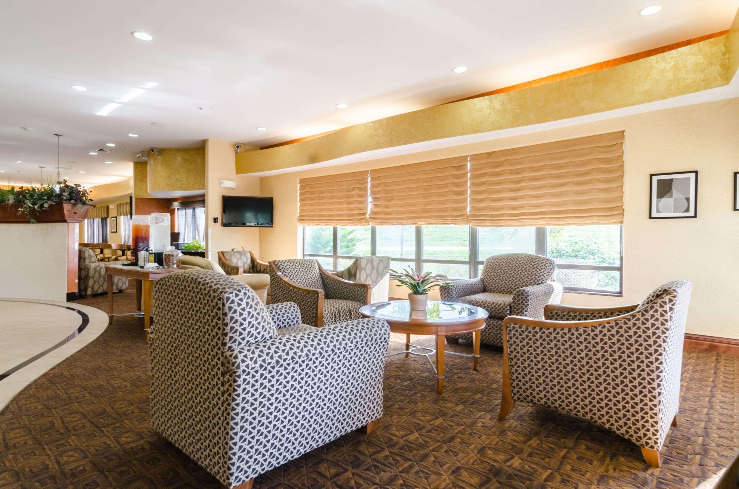 Comfort Suites Salina South Buitenkant foto