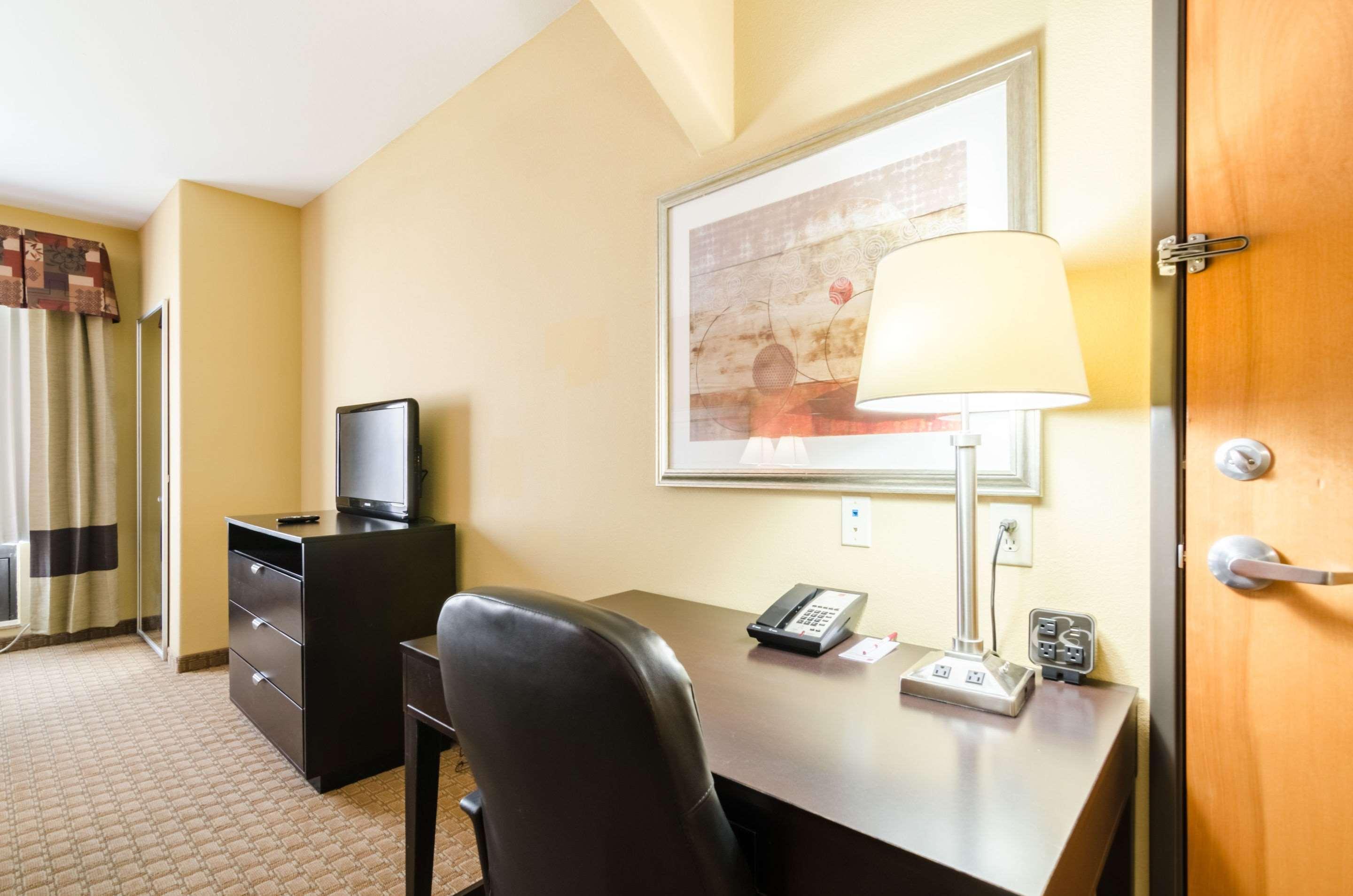 Comfort Suites Salina South Buitenkant foto