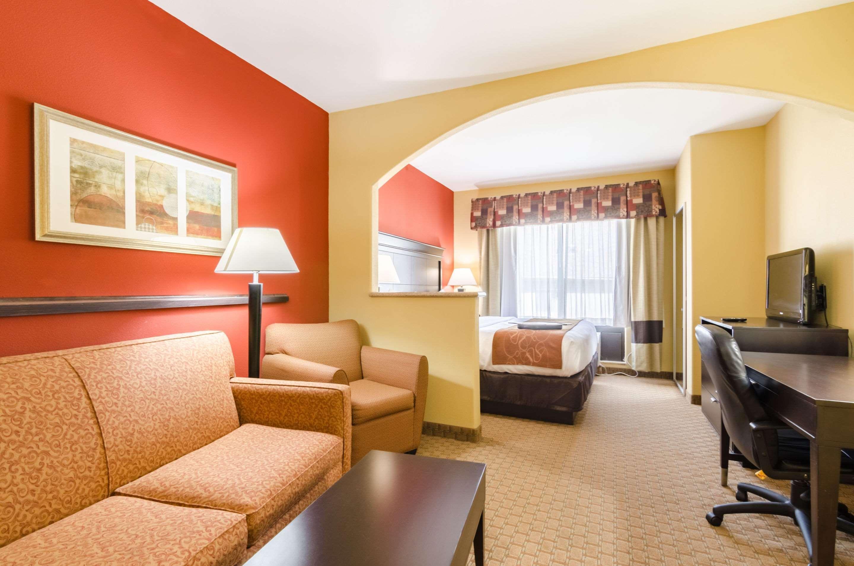 Comfort Suites Salina South Buitenkant foto