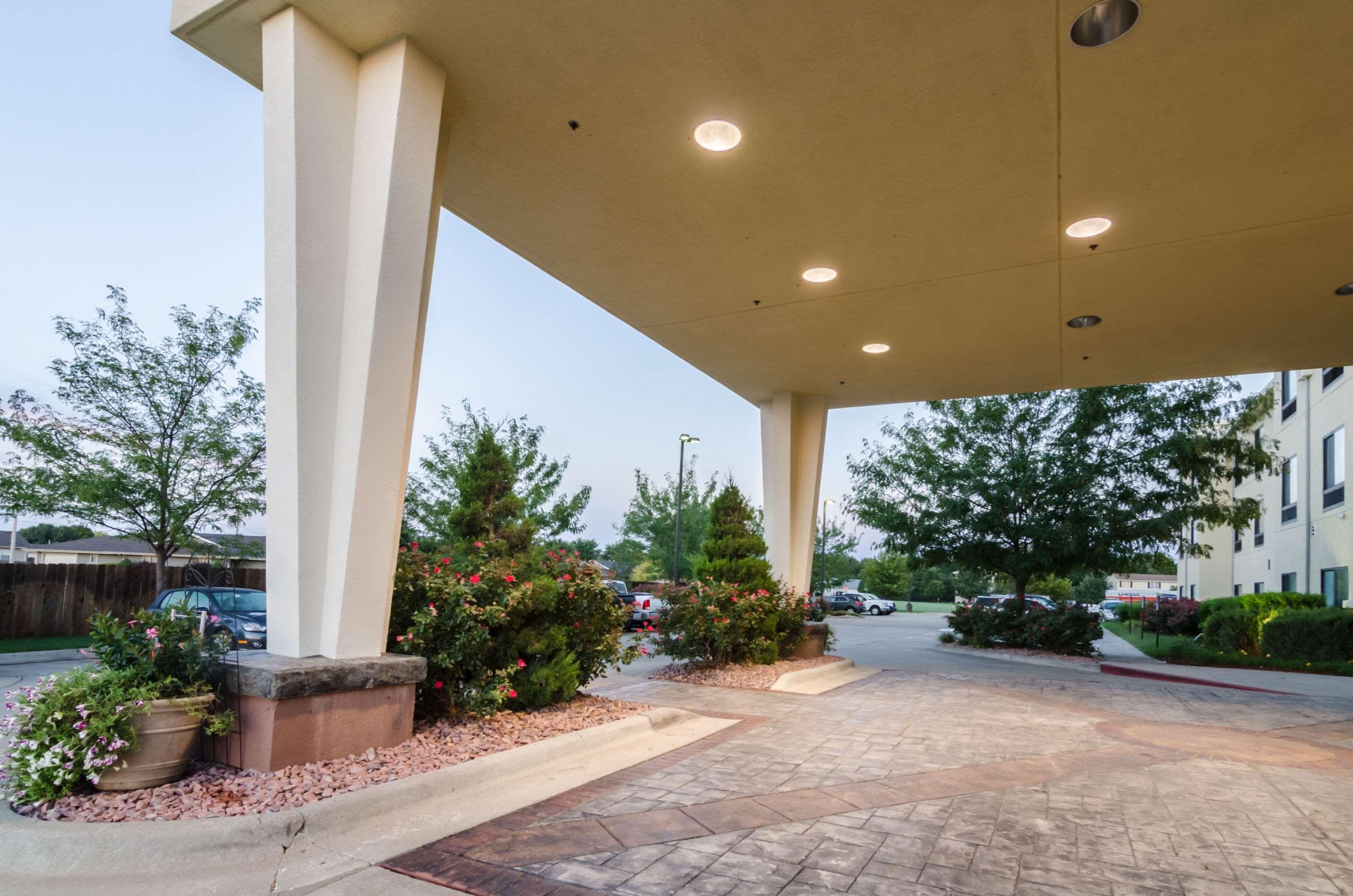 Comfort Suites Salina South Buitenkant foto