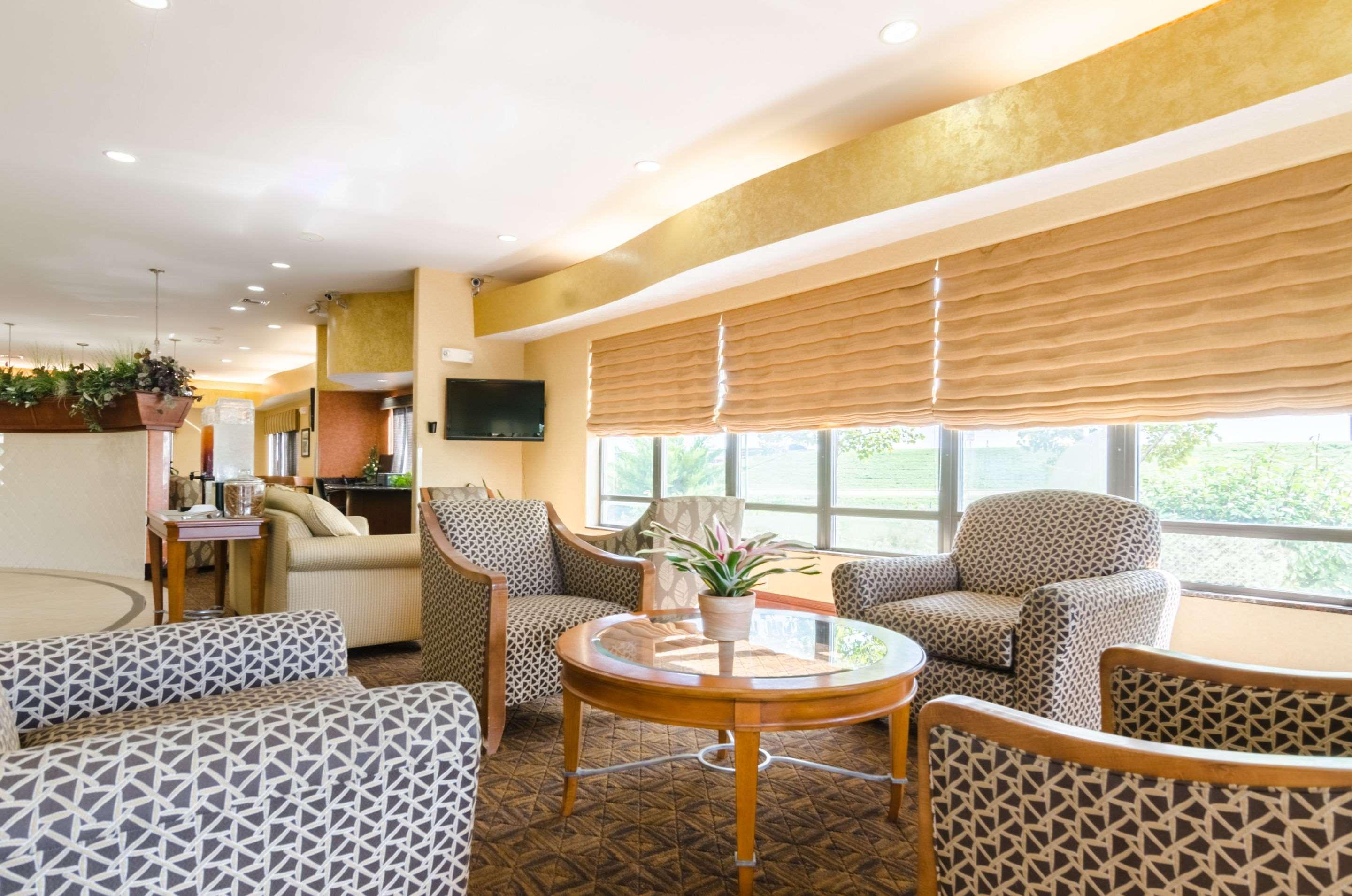 Comfort Suites Salina South Buitenkant foto
