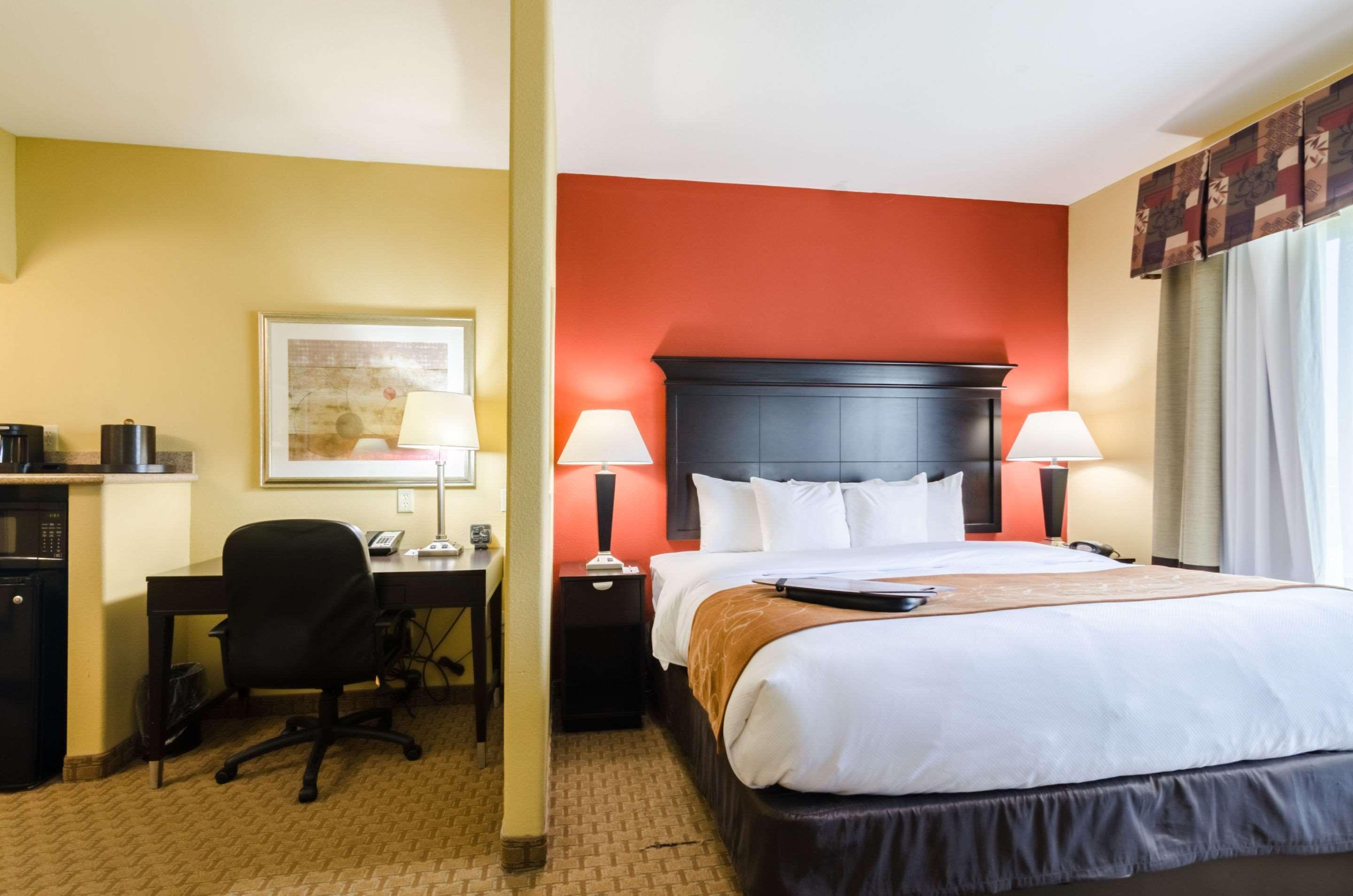 Comfort Suites Salina South Buitenkant foto