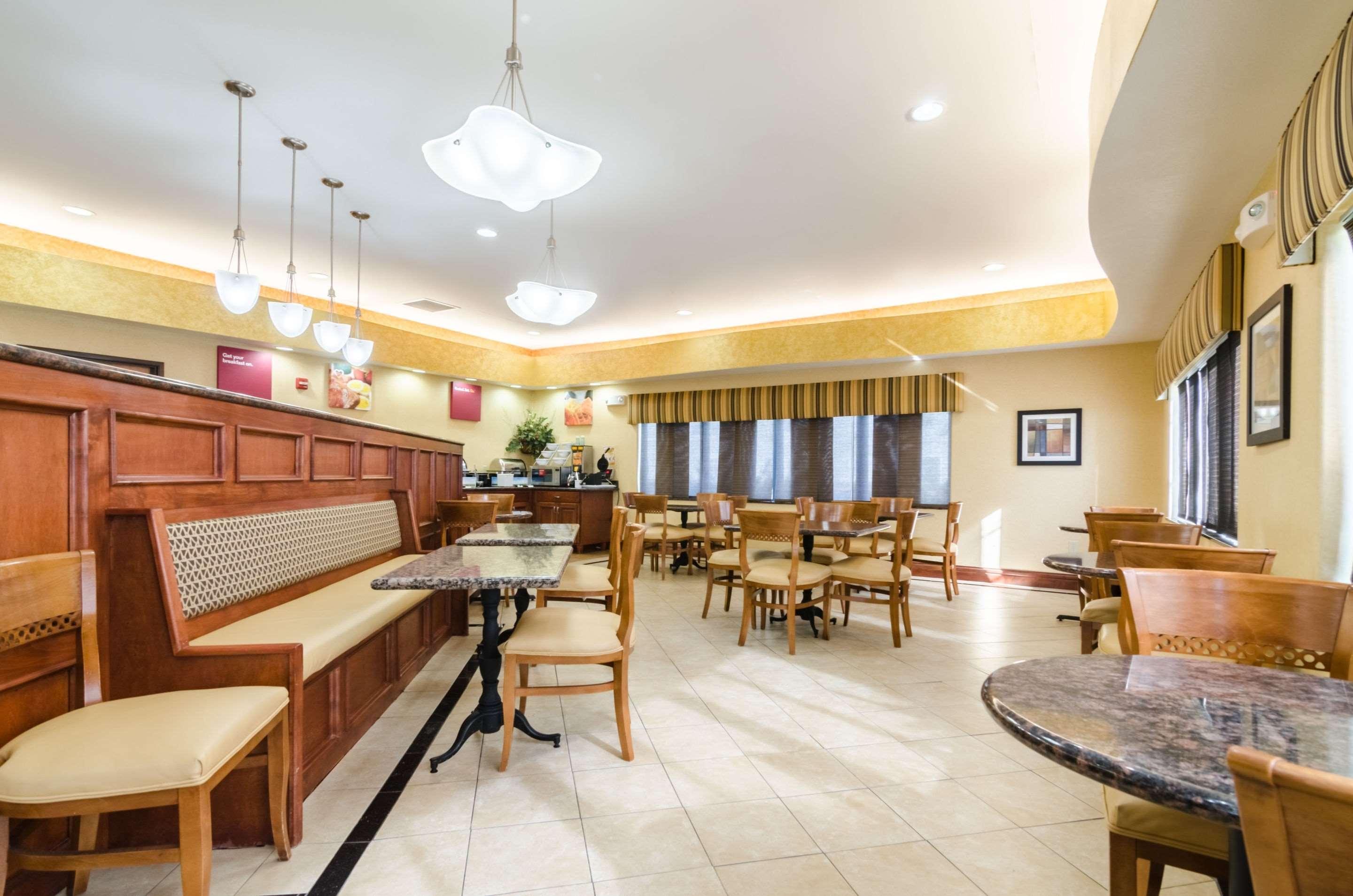 Comfort Suites Salina South Buitenkant foto