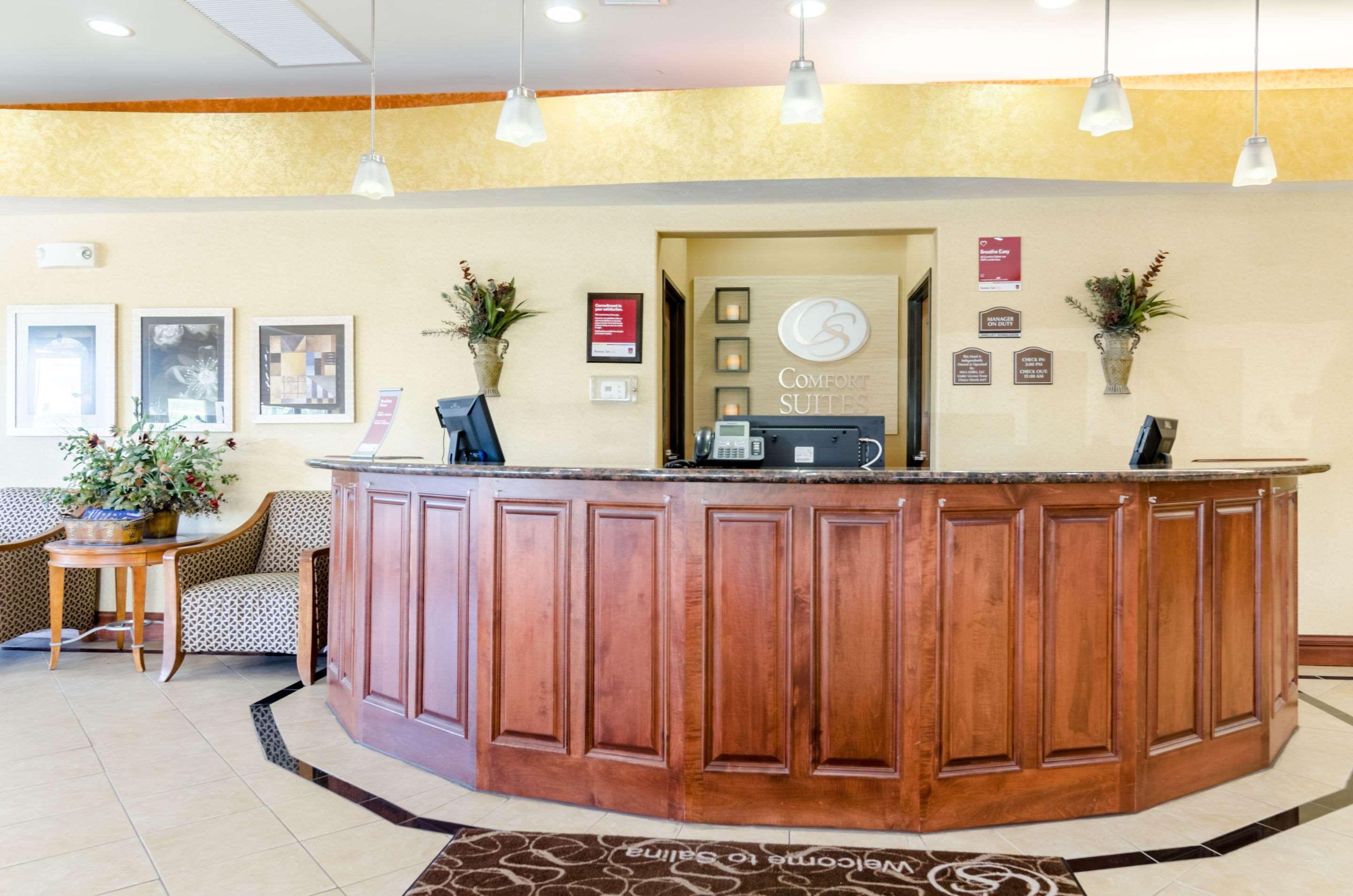 Comfort Suites Salina South Buitenkant foto