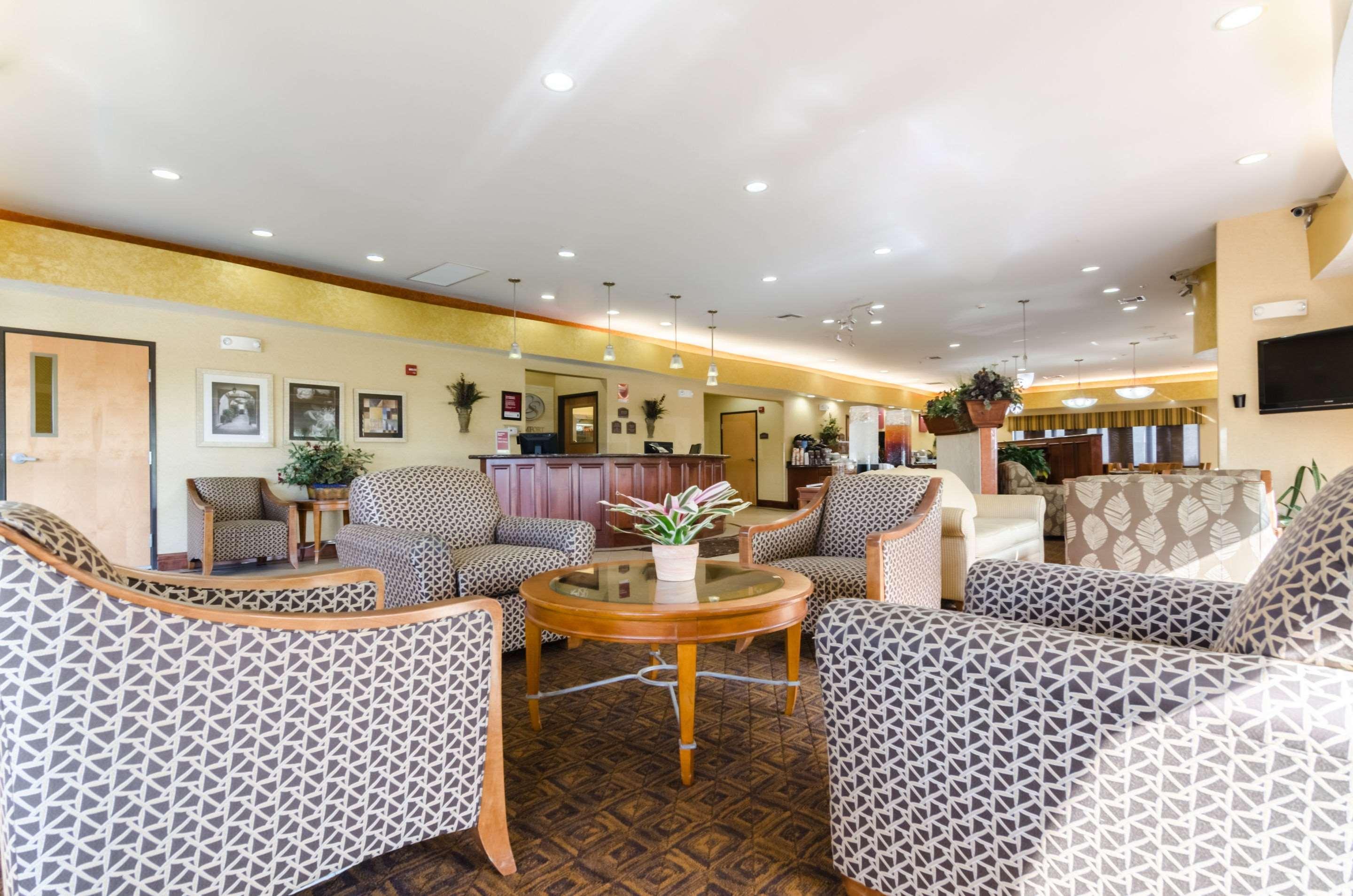 Comfort Suites Salina South Buitenkant foto