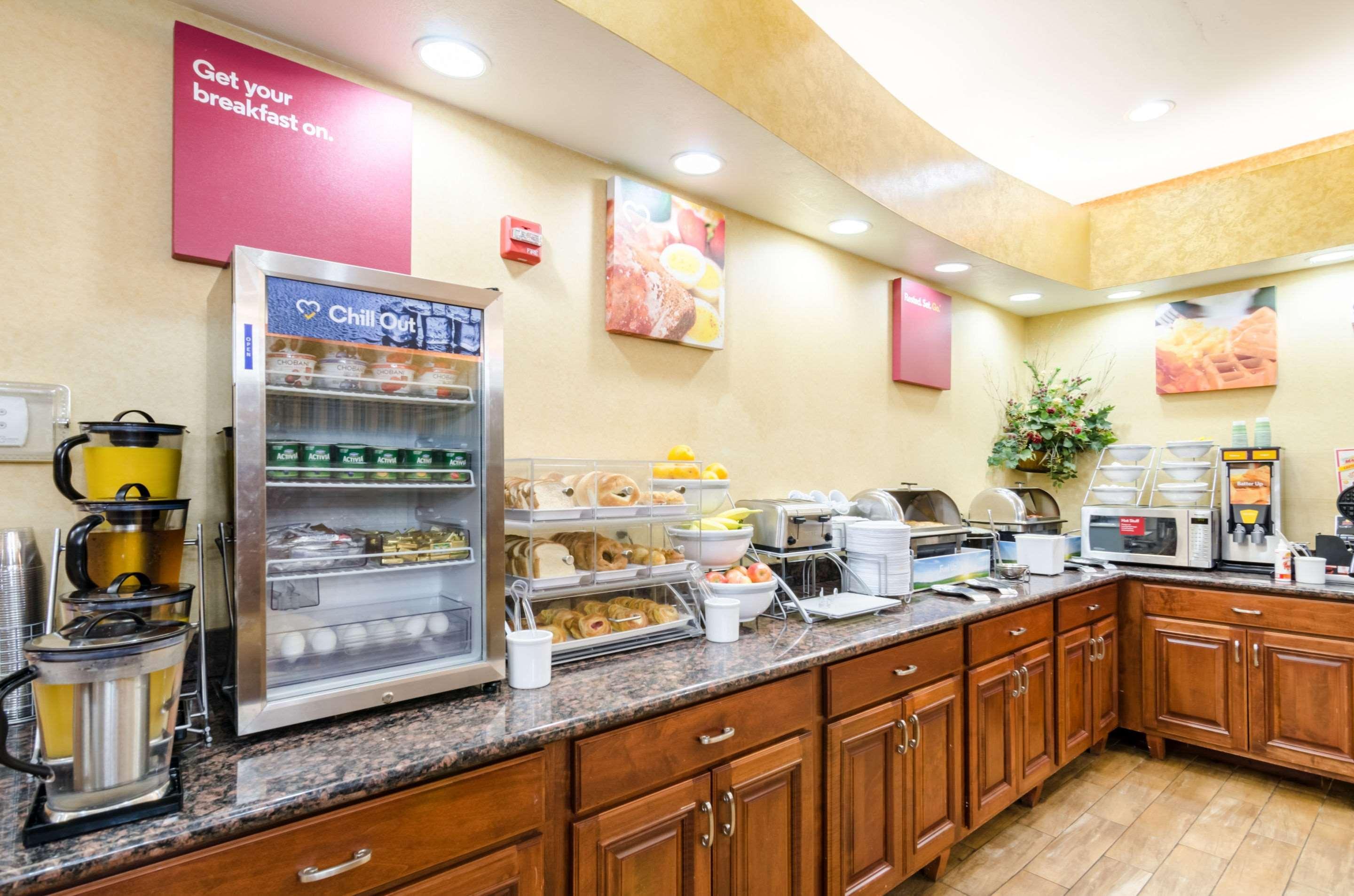 Comfort Suites Salina South Buitenkant foto