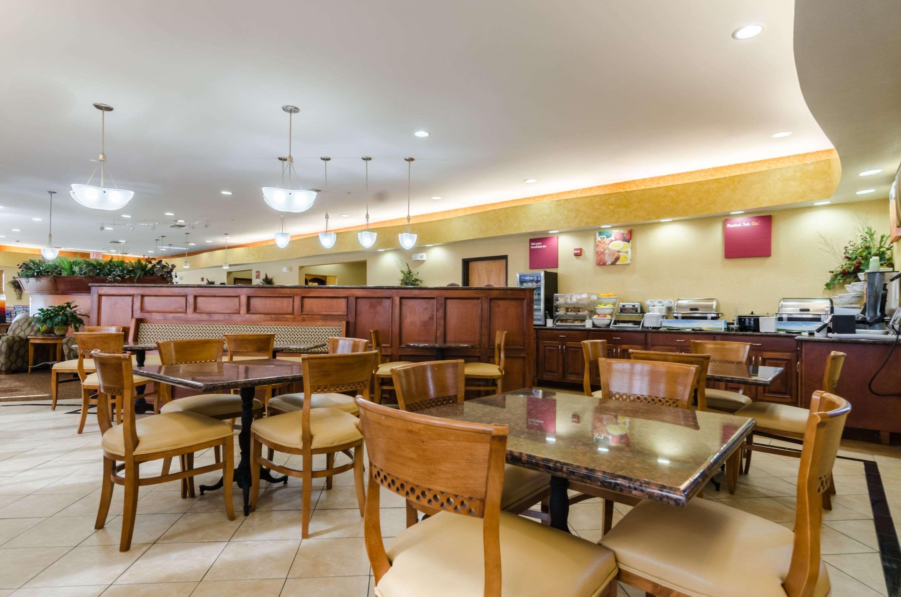 Comfort Suites Salina South Buitenkant foto