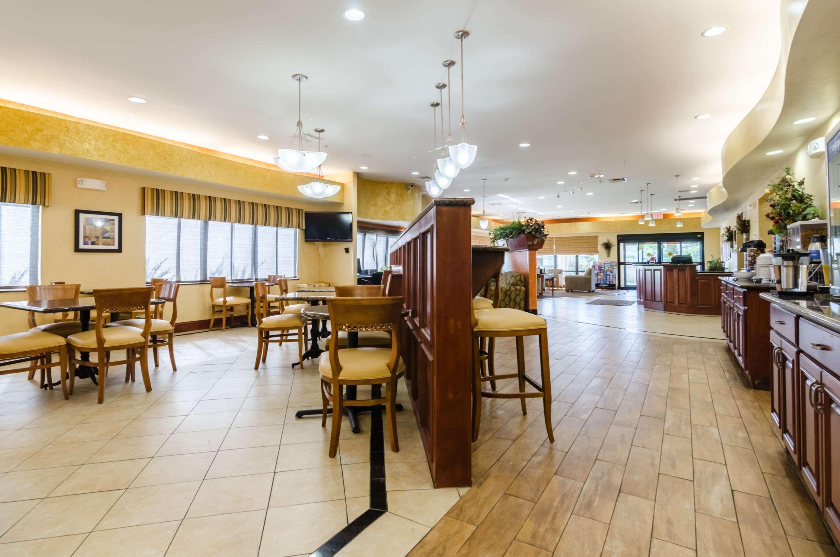 Comfort Suites Salina South Buitenkant foto